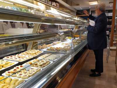  L'interno � contraddistinto da un lungo corridoio stretto tra due banconi: uno dedicato a torte e paste, l'altro a cornetti e servizi di caffetteria